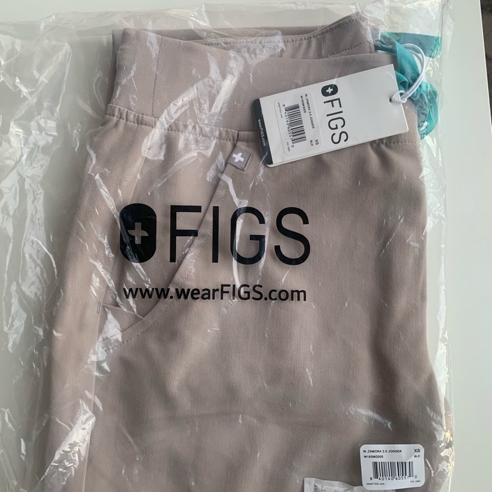 SOLD!! ♥️✨ Brand new with Tags ✨ Figs Zamora Boulder